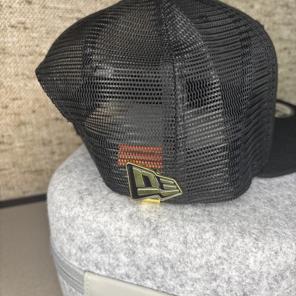 NEW ERA BLACK AND GOLD HAT CLIP - Picture 7 of 7